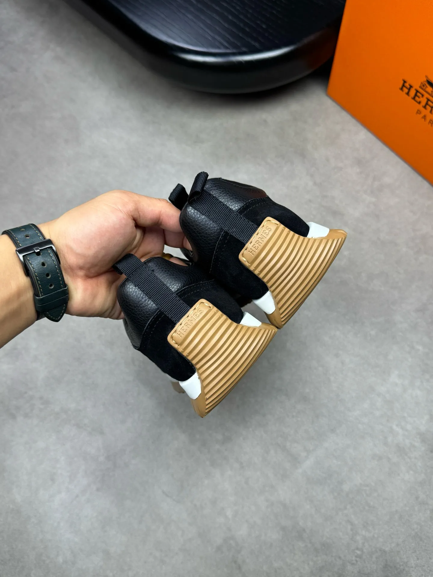 [HERMES] Hermes men's shoes 💰: 800💰 - High-end quality original items 🔍🔍🔍 casual sports shoes - Upper: 🔝 pebbled calfskin, suede calfskin, shoe body forged ´H´ totem, tongue webbing injection molded brand logo - Lining: brand canvas, foot pads; water-dyed cowhide -Outsole: Ultra-light T men's shoes 💰U foam; two-color molded outsole -Ultra-high quality control and fine workmanship: highlighted (high-end, extravagance, grade) -Size: 38-44 (45, can be customized)